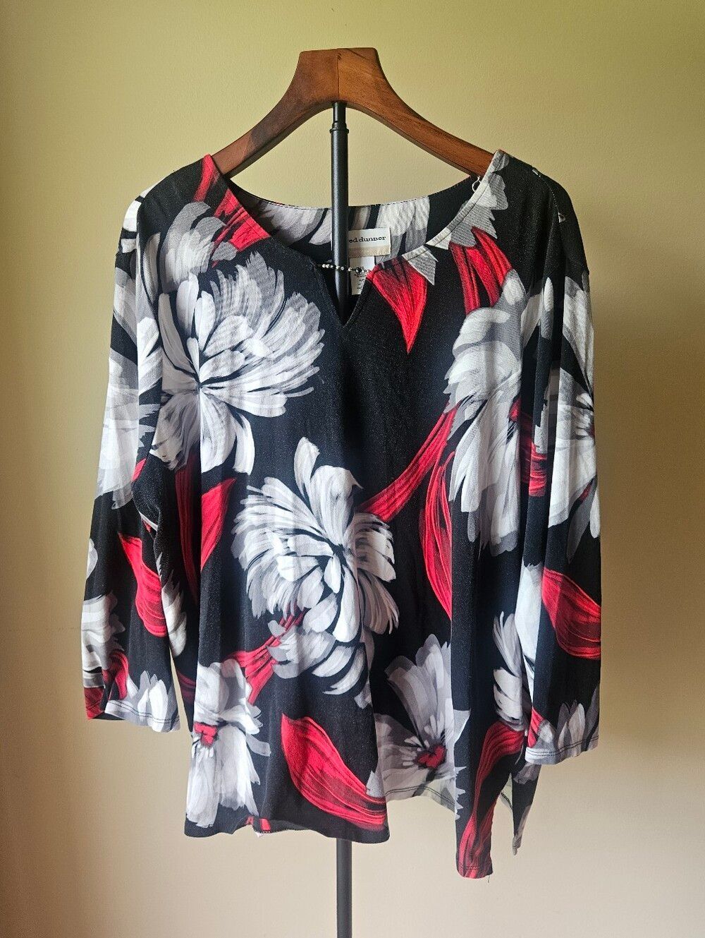 Alfred Dunner Black Top with White & Red Floral Print Flowy Top Size 2X